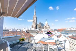 a balcony with a view of the city at Hotel König von Ungarn in Vienna