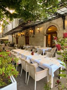 En restaurang eller annat matställe på Hotel Platani