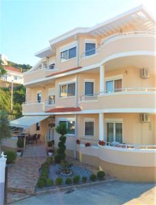 - un grand bâtiment avec une terrasse en face dans l'établissement Apartmants Elisa, à Ulcinj
