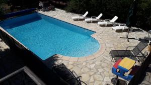Bazén v ubytovaní Etoilevacances Chambres d hotes Campagne en Lavande alebo v jeho blízkosti