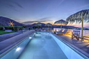 una piscina con vista sulle montagne di Achilli Apartments a Skiros