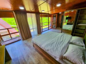 1 dormitorio con 1 cama en una habitación con ventanas en Mtirala National Park hotel ORBEZA en Kobuleti