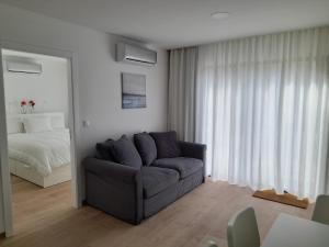 sala de estar con sofá y cama en Casa/Apartamento de hóspedes, en Pisco