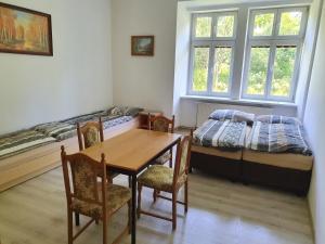 Un pat sau paturi într-o cameră la Zámecká zahrada-apartmány