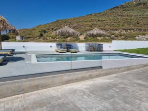 una piscina al centro di una casa di Achilli Apartments a Skiros