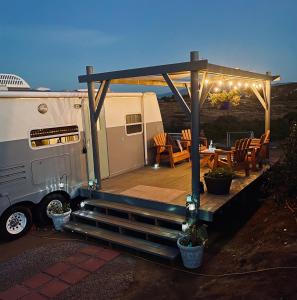 una cabaña con patio, mesa y sillas en Rustic Farm Stay, en Temecula