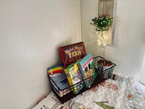 蒂梅丘拉Rustic Farm Stay的一堆书坐在桌子上