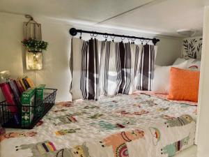 Rustic Farm Stay客房内的一张或多张床位
