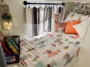 Rustic Farm Stay客房内的一张或多张床位