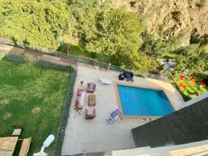 an overhead view of a swimming pool and a yard at La Perle de l'Ourika in Ourika