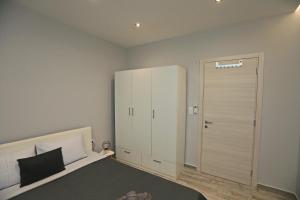 una camera con letto, armadio e porta di Terranova a Kavala