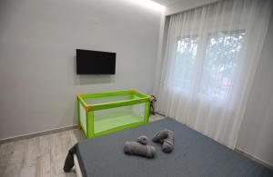 pokój z łóżkiem z dwoma ręcznikami w obiekcie Terranova w mieście Kawala