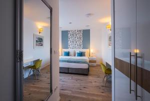 Schlafzimmer mit einem Bett und einem Spiegel in der Unterkunft Füred Centrum Panzió in Balatonfüred