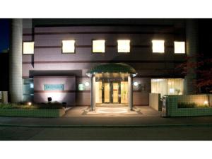 北见Kitami Pierson Hotel - Vacation STAY 54782v的前方有灯门的建筑 更多5张照片