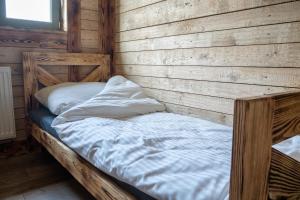 Łóżko lub łóżka w pokoju w obiekcie Różany Domek w lesie, przy jeziorze w Kaszubskiej Wenecji, na Gwizdówce