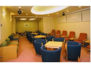 Kitami Pierson Hotel - Vacation STAY 54806v في كيتامي: غرفه فاضيه فيها طاولات وكراسي