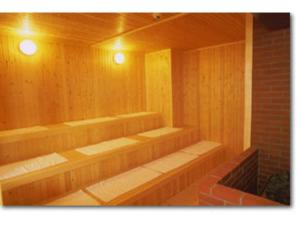 una sauna vacía con luces encima en Kitami Pierson Hotel - Vacation STAY 54806v, en Kitami