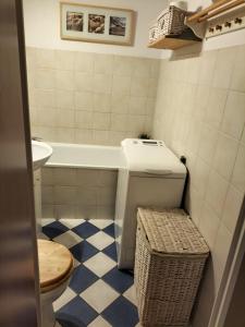 A bathroom at Apartament wakacyjny Sopot Brodwino