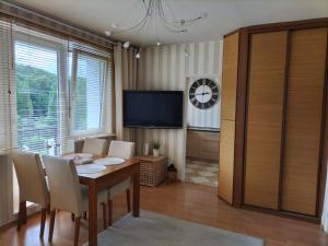 A television and/or entertainment center at Apartament wakacyjny Sopot Brodwino