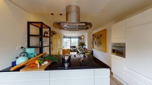 een keuken met een spoelbak en een aanrechtblad bij Bauwerd12, met hottub in de voerstreek in Voeren +17 foto's