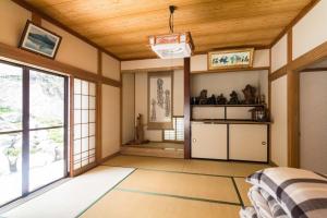 a living room with a wooden ceiling at Siawase no yado - Vacation STAY 68283v in Fuefuki