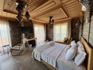 duża sypialnia z dużym łóżkiem i kanapą w obiekcie Amber Suites Akyaka w mieście Ula