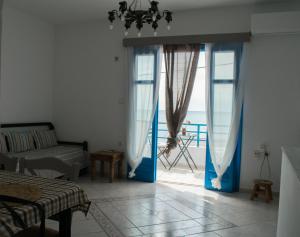 salon z widokiem na ocean w obiekcie SOLE E MARE w Elafónisos
