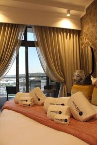 Ένα ή περισσότερα κρεβάτια σε δωμάτιο στο Menlyn Maine High Rise 1-Bedroom Luxury Apartment +24 φωτογραφίες