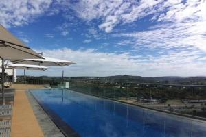 Πισίνα στο ή κοντά στο Menlyn Maine High Rise 1-Bedroom Luxury Apartment