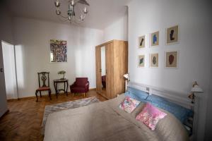 Łóżko lub łóżka w pokoju w obiekcie Warsaw Concierge Miedziana