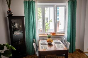 jadalnia ze stołem i oknem w obiekcie Apartament Miedziana City Center w Warszawie