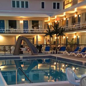 Bazén v ubytování Beach Colony Motel nebo v jeho okolí