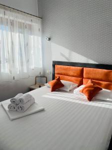 Postel nebo postele na pokoji v ubytování Orange House Constanta