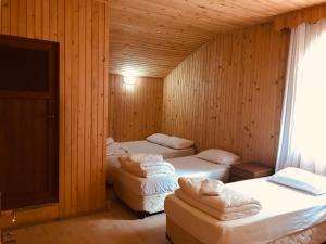 ウズンギョルにあるUğur Motelのベッド3台とソファが備わる部屋