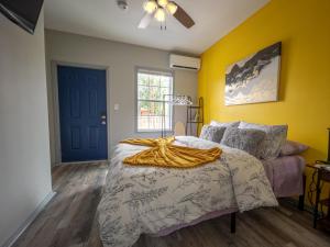 een slaapkamer met een bed en een blauwe deur bij SuperValue Suite #1 @ East End Revitalized in Houston