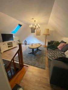 a living room with a couch and a table at FeWo Unner'd Kastanje in Moormerland