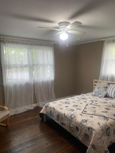 מיטה או מיטות בחדר ב-Three Bedroom House - Cape May short walk to the Bay