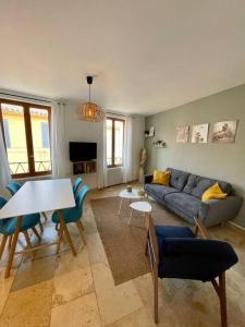 a living room with a couch and a table at MARIUS - Hyper centre - 2 chambres - Wifi in Cassis