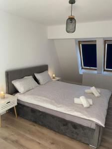 1 dormitorio con 1 cama con 2 toallas en Apartament Florești en Floreşti