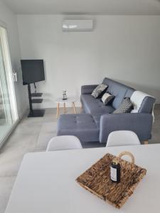 - un salon avec un canapé bleu et une table dans l'établissement Location "Casa Monna", à Prunelli-di-Fiumorbo
