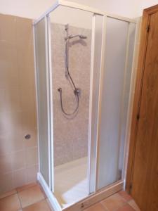 a shower with a glass enclosure in a bathroom at L'ulivo e lo scoiattolo in Marina Palmense