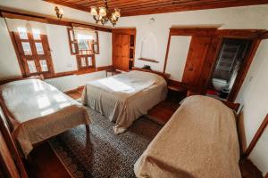 um quarto com duas camas e um lavatório. em Çamlıca Konak Çarsı em Saframbolu
