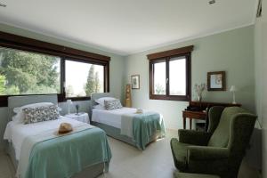 Posteľ alebo postele v izbe v ubytovaní Terra e Mare Seaview Villa with Private Pool & Beach access