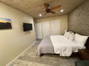 um quarto com uma cama e uma ventoinha de tecto em Hotel Ouray - for 12 years old and over em Ouray