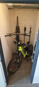 ein gelbes Fahrrad in einer Garage geparkt in der Unterkunft Apartmán LUMI Zadov in Stachy