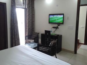 TV a/nebo společenská místnost v ubytování Hotel Kundan Palace