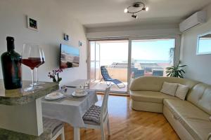Χώρος καθιστικού στο Apartment Summer Vibes Split