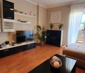 Televízia a/alebo spoločenská miestnosť v ubytovaní Cosy and Modern Apartment in Fuengirola