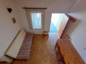a room with two bunk beds and a window at Στη Μεσσάδα... Sti Messada... in Ioulis