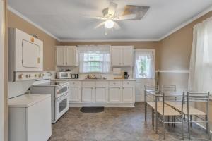 uma cozinha com armários brancos e uma ventoinha de tecto em Cozy Home away from Home in Little Rock home em Little Rock